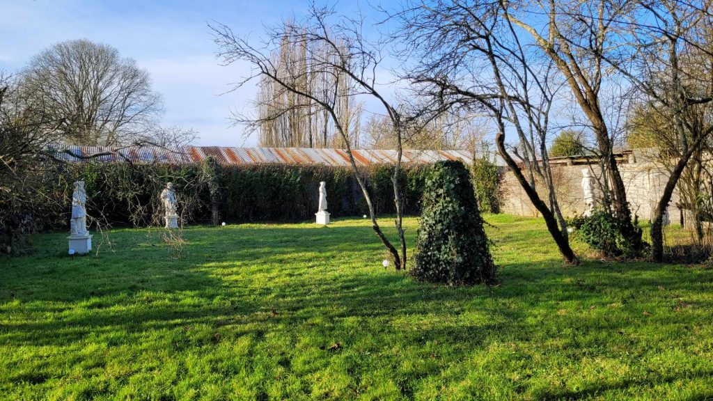 Le jardin de la maison de Morgan d'Aubigny pour l'escape night du trésor de Limort